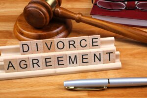 Who Pays Household Bills During a Divorce?